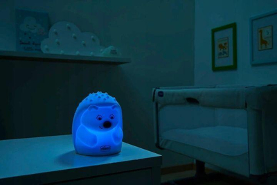 Dritë nate Chicco Sweet Lights Hedgehog, në formë iriqi, e vogël, e lëvizshme, me shumë ngjyra