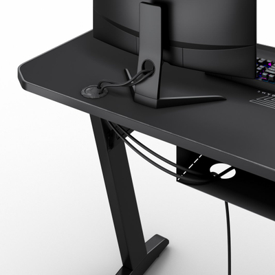 Tavolinë gaming SENSE7 Nomad Classic, 140x60 cm, me mbajtëse kufjesh, e zezë