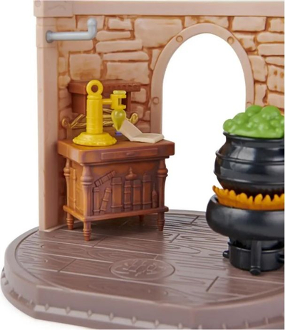 Set loje Wizarding World Magical Minis Klasa e Eliksireve, figurë Harry Potter 7 cm, aksesorë klase, shumëngjyrësh