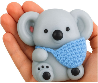 Lodër antistres Koala Squishy, 8.5cm, me çantë leshi, ngjyra të ndryshme
