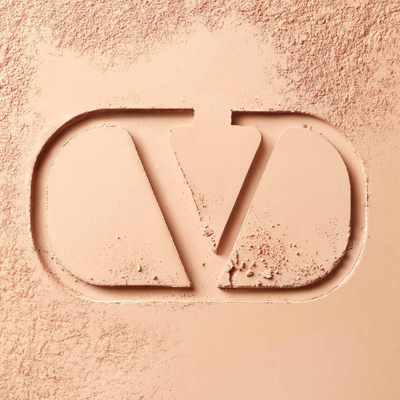 Set kozmetike Valentino VLTN Go Clutch Bag, puder kompakte e mbushshme prapë, pasqyrë edhe furçë, nude