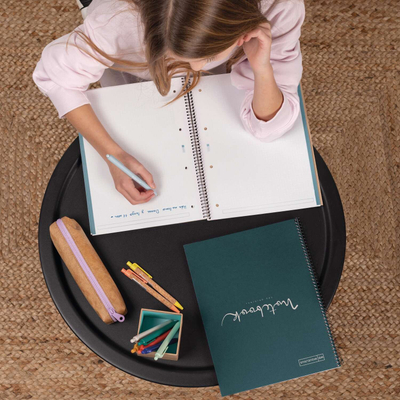 Fletore Miquelrius Recycled Notebook A4, 80 fletë 80 g, me vija 7 mm, kapak karton i riciklum Eco Marine
