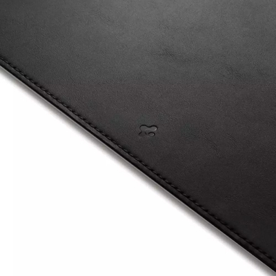 Mousepad Spigen Desk Pad lëkurë sintetike, bazë gome kundër rrëshqitjes, ngjyrë e zezë