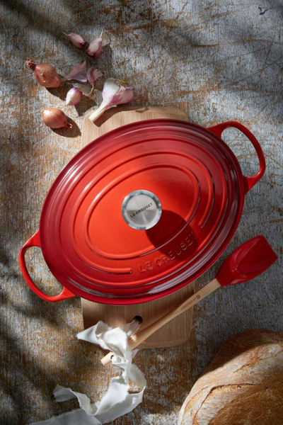 Tenxhere ovale Le Creuset Signature, prej gize, me emalim, e kuqe