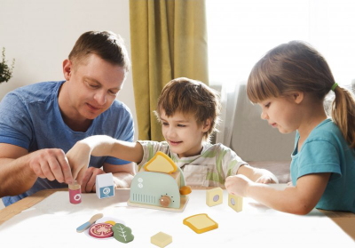 Сет дрвени игри Tooky Toy дрвен тостер, со тостер и додатоци, шарен