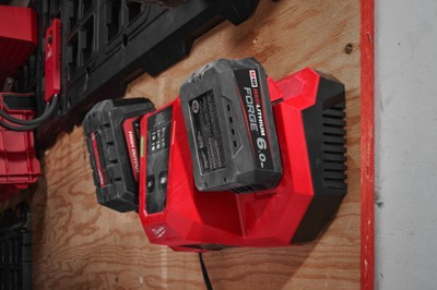 Set baterish me karikues Milwaukee FORGE M18, 2x 6.0Ah 18V, karikues i dyfishtë, i kuq e zi