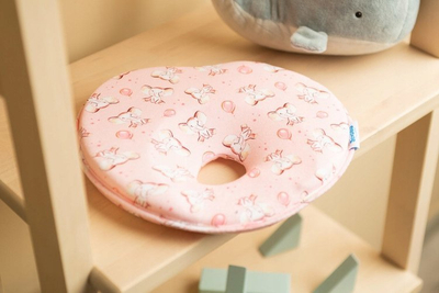 Jastëk korrektues për bebe CORRECTIVE PILLOW ELEPHANTS, 22x22 cm, sfungjer poliuretani, shumëngjyrësh