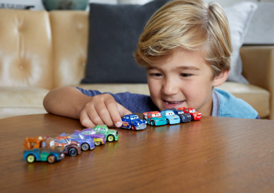 Set maketash metalike Disney Pixar Cars Mini Racers Variety, 10 copë, shumëngjyrëshe