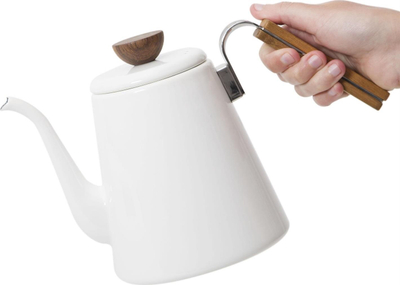 Ibrik pour over Hario BDK-80-W me gojë të ngushtë, me dorezë druri, i bardhë