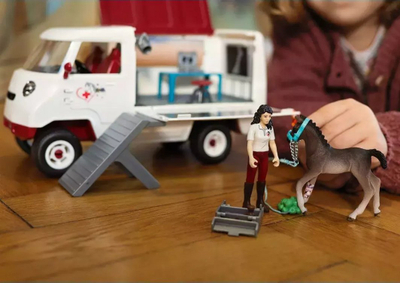 Set lodër Schleich Horse Club Mobile Vet, 13 pjesë, ambulancë me mëz, shumëngjyrësh