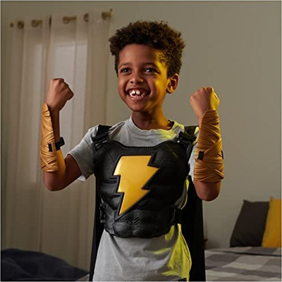 Kostum për kalamaj DC Comics Black Adam Hero Set, parzmore me drita, gauntlets dhe pelerinë, i zi