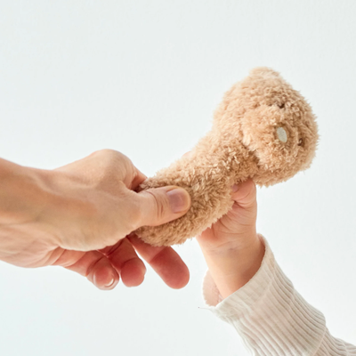 Loder me zhurme Rattle Bear - 14 cm - Teddy Caramel