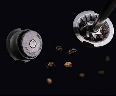 Buton për mulli piperi Peugeot Paris Satin Black, për mullinj me dorë 10–80 cm, karbon i zi