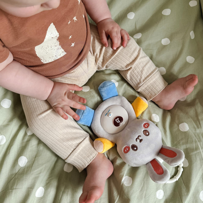 Lodër pelushi për kalamiaj WOOPIE BABY Bunny, me dritë edhe tinguj gjumi, rozë