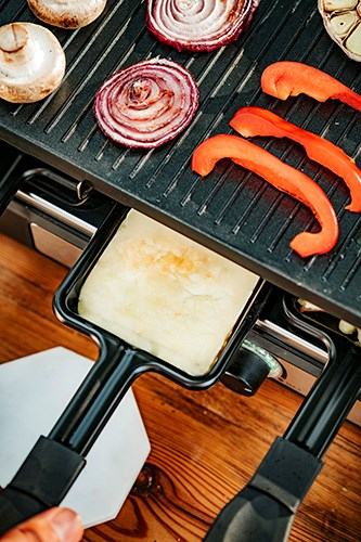 Grill elektrik Adler AD 6616 Raclette 4 në 1, 1400W, për 8 persona, i zi
