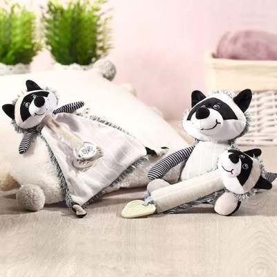 Lodër pelushi BabyOno Raccoon Rocky, me zile nga brenda, me shumë lloje pëlhure, gri