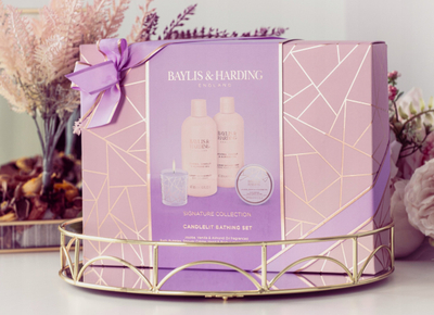 Set dhurate për banjo Baylis &amp; Harding Candlelit Bathing, Jojoba Vanilje Bajame, me qiri me erë të mirë, në ngjyrë rozë