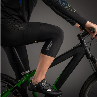 Mbrojtëse gjuri Chiba Knee Pads, material termik i ajrosshëm, elastike, e zezë
