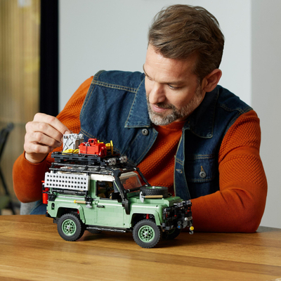 Set LEGO Icons Land Rover Classic Defender 90 10317, makinë model për koleksion, 2336 copë, sand green