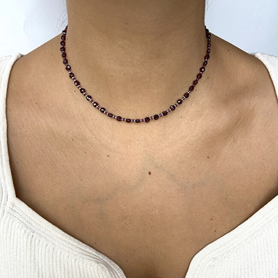 Varëse me garnet, dizajn elegant, ngjyrë vishnje