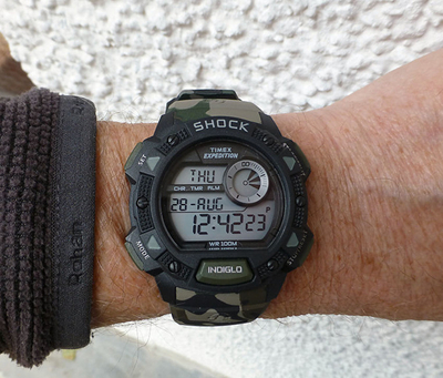 Orë dore Timex Expedition Base Shock T49976