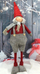 Figurinë zbukuruese Saska Christmas Adam, me këmbë teleskopike 54-62cm, gri me të kuqe