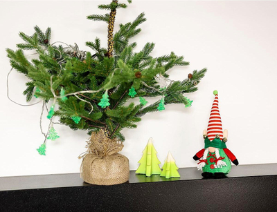 Figurinë zbukuruese Krishtlindjesh Saska Christmas Elf, 28 cm, prej poliesteri, e kuqe me jeshile