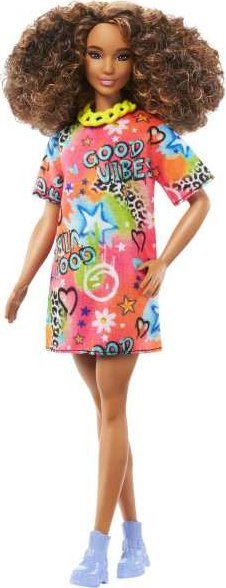 Kukull Barbie Fashionistas me flokë kaçurrel kafe, fustan Good Vibes, çizme lejla