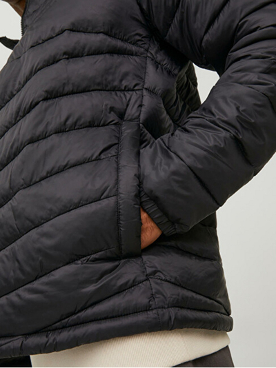 Xhaketë Jack & Jones JJEHERO, e zezë