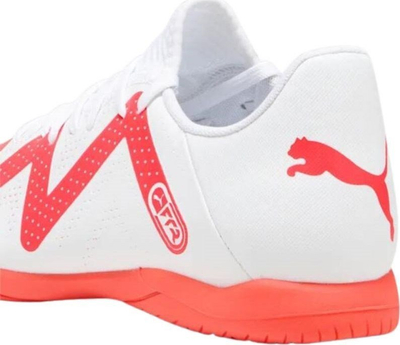 Atlete futbolli për në sallë PUMA FUTURE PLAY IT, për burra, me taban që s’rrëshqet, të bardha me rozë