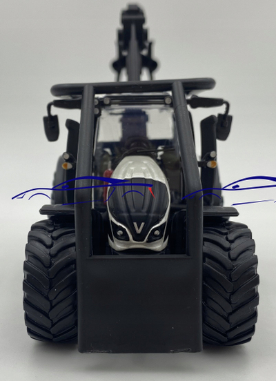 Lodër traktor Bburago Valtra M2 Q, me ngarkues përpara dhe ngarkues drush, 3 trungje 10 cm, shumëngjyrëshe