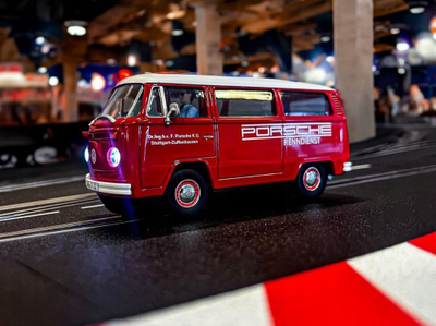 Makina slot Carrera Evolution VW Bus T2b Porsche Racing Service, shkallë 1:32, e kuqe