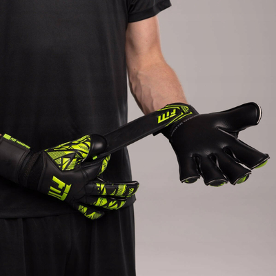Doreza portjeri Football Masters FM Invictus X Green, unisex, nr. 8, të zeza me jeshile
