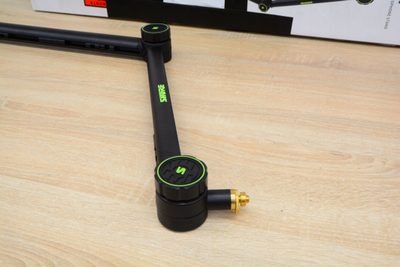 Krah mikrofoni Gator SH-BROADCAST1 Shure, artikulues, për podcast, i zi