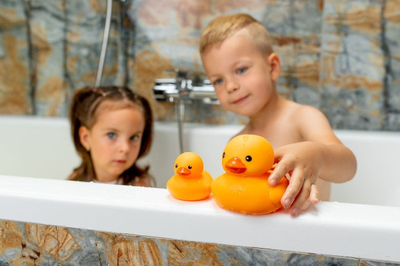 Lodër për banjo Care Mom's Ducks For Bathing, 3 rosakë silikoni, tableta që ngjyrosin ujin, portokalli