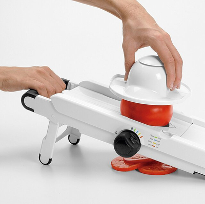 Prerëse mandoline kuzhine Oxo V-Blade Good Grips, teh V, trashësi e rregullueshme, e bardhë