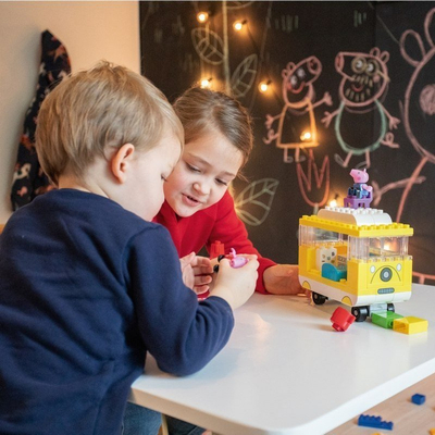 Сет коцки БИГ Блокs Пепа Пиг Кампер, 52 парчиња, со 4 фигури, жолт
