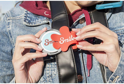 Клипс за капаче на објектив Giveme5 Smile, компактен, црвен