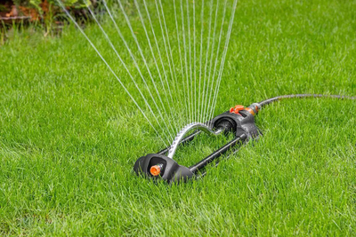 Sprinkler lëkundës Neo 15-771, metalik, 18 gryka, me rregullim të forcës së ujit