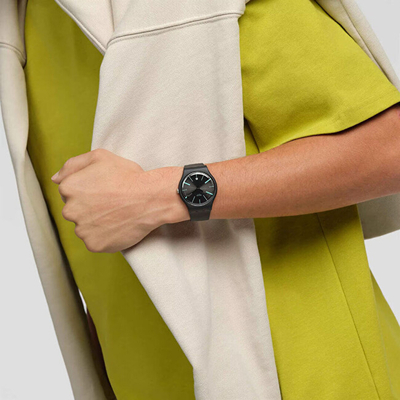Orë dore SWATCH, e zezë