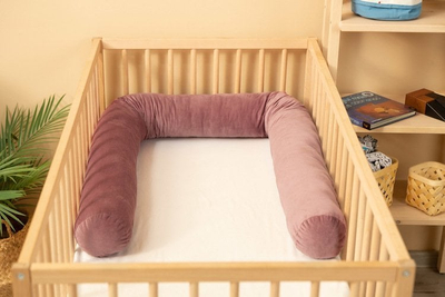 Mbrojtëse krevati Sensillo Cot Guard Velvet Bruce, 2 m, rozë e errët