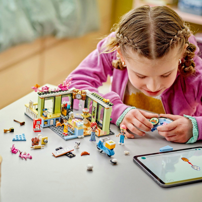 Set ndërtimi LEGO Friends Café në Heartlake City 42618, me figurina, shumëngjyrësh