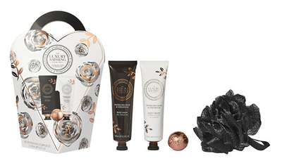 Set për trup The Luxury Bathing Company Rose & Geranium, Xhel dushi 100 ml + Krem trupi 100 ml + Shkumë për vaskë 25 g + Sfungjer