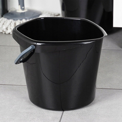 Kovë plastike pa markë, me dorezë dhe grykë, 10L, e zezë