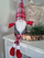 Figurë zbukuruese Krishtlindjesh Saska Christmas Gnome, xhuxh ulur, me kapelë me kuadrate, i kuq