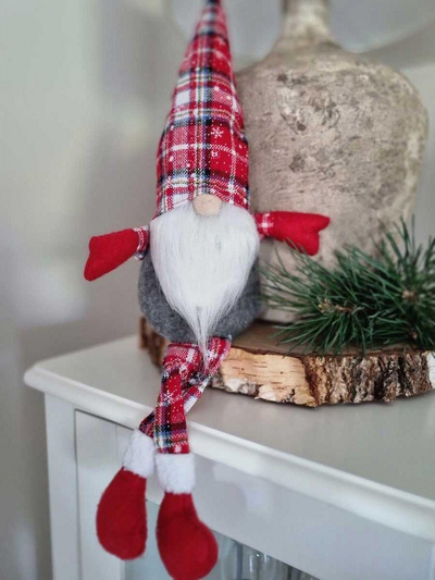 Figurë zbukuruese Krishtlindjesh Saska Christmas Gnome, xhuxh ulur, me kapelë me kuadrate, i kuq