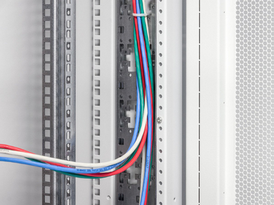 Panel vertikal për menaxhim kabllosh Triton RAX-VP-V42-X2, 42U, për kabinete 19", metalik