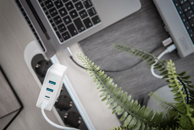 Karikues universal Digitus me 4 porta, USB C edhe USB A, 100W, i bardhë