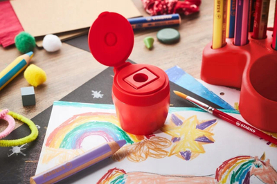 Сет дрвени бои STABILO Woody 3 во 1 Desk, 15 парчиња, со стругалка со сад, повеќебоен