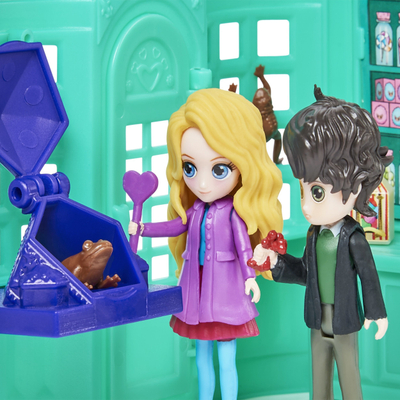 Сет за игра Wizarding World Harry Potter Magical Minis Honeydukes Sweet Shop, 2 фигурини 7.5cm, за деца